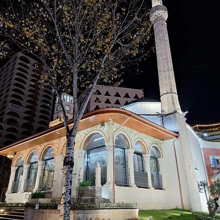 In The Center * ティラナ