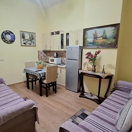 In The Center ティラナ