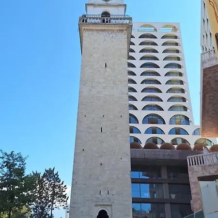 In The Center * ティラナ